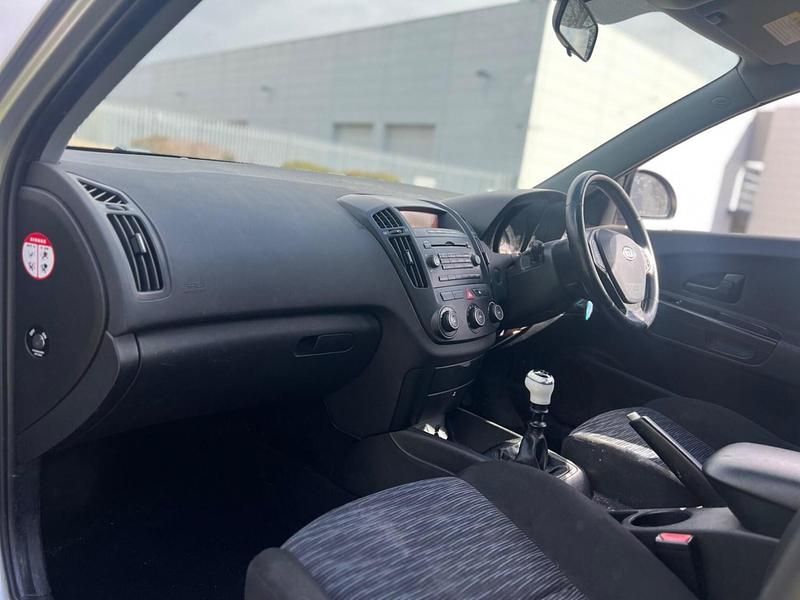 Używany Kia Ceed 2009 Srebrny Hatchback