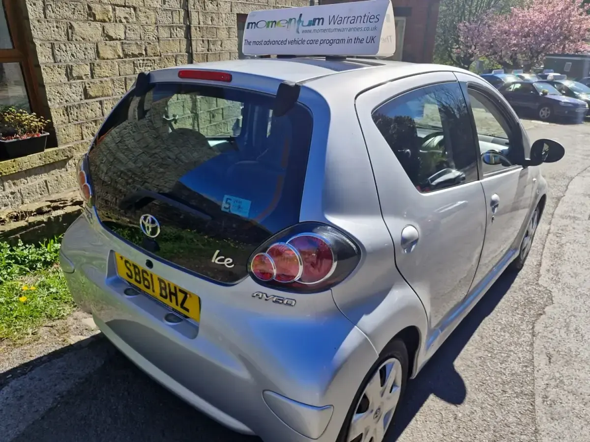 Usado Toyota Aygo 68 CV (50 kW) 2011 Plateado Utilitario