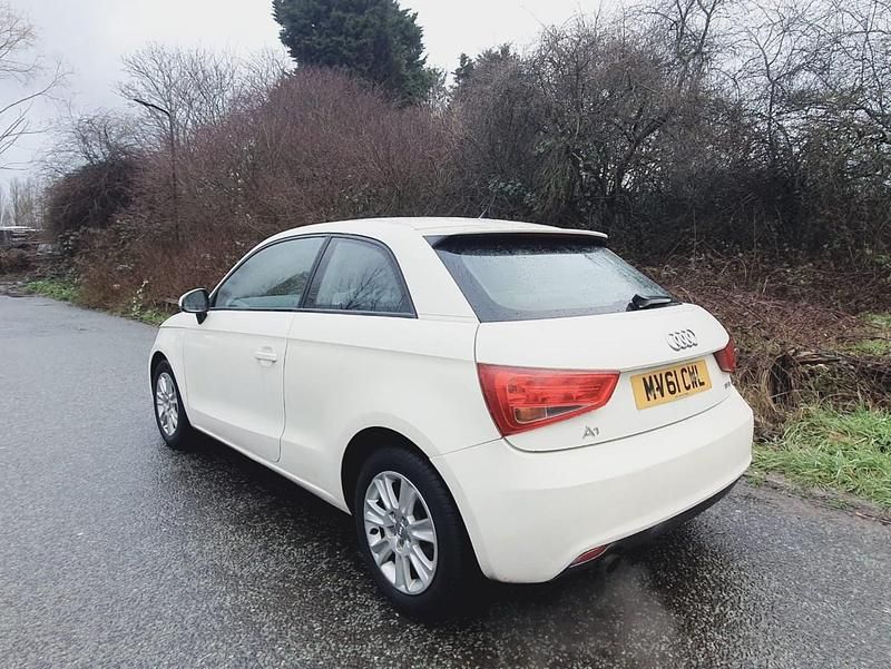 Used Audi A1 86 HP (63 kW) 2011 White Hatchback