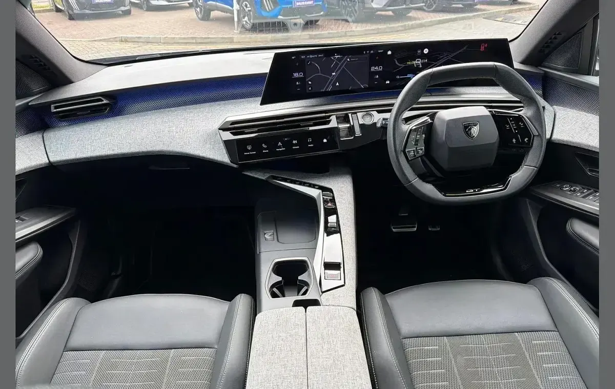 Usado Peugeot e-3008 GTi 154 kW (210 HP) 2025 Cinzento SUV