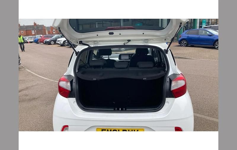 Used Hyundai i10 Premium 67 HP (49 kW) 2021 White Hatchback