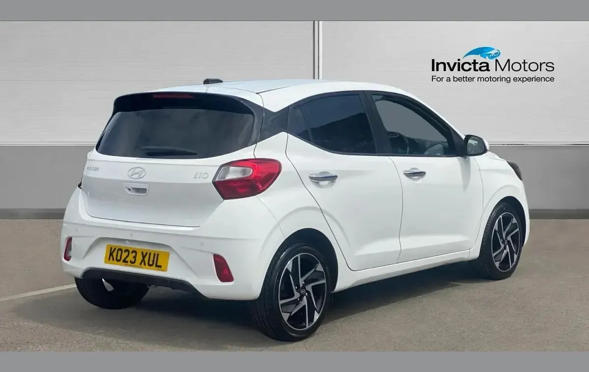 Used Hyundai i10 Premium 84 HP (61 kW) 2023 White Hatchback