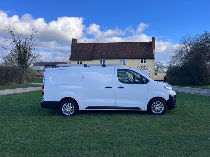 Used Vauxhall Vivaro 120 HP (88 kW) 2020 White MPV