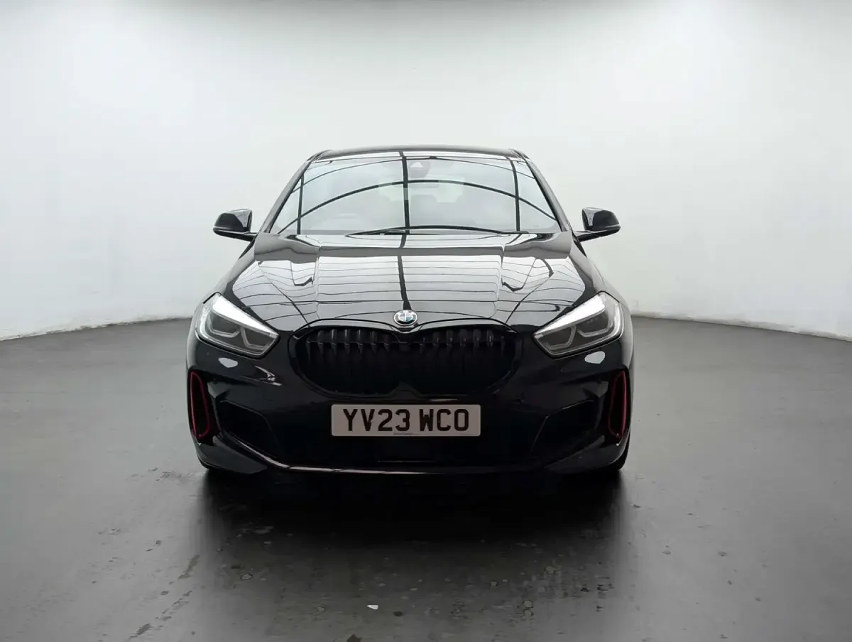 Begagnad BMW 128 Luxury Line 2023 Svart Halvkombi