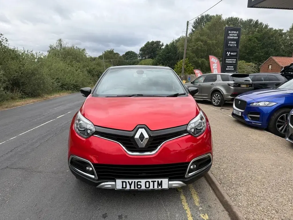 Used Renault Captur Signature 90 HP (66 kW) 2016 Red/black SUV