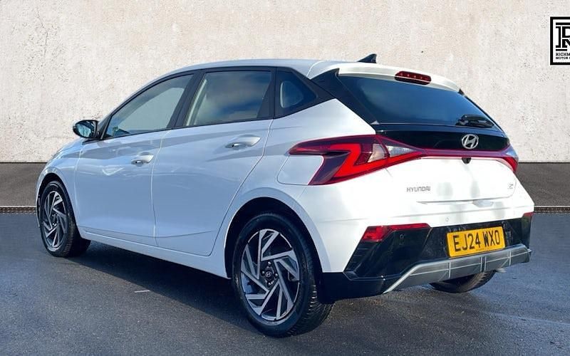 Used Hyundai i20 Advanced 101 HP (74 kW) 2024 White Hatchback
