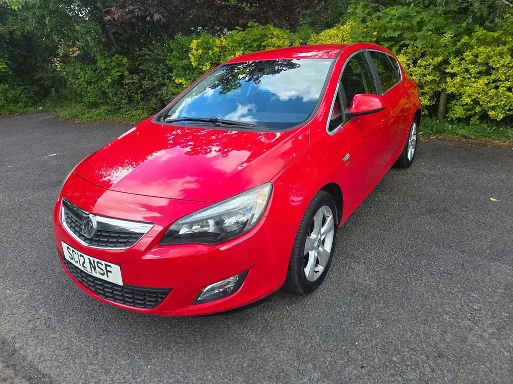 Used Vauxhall Astra Family 115 HP (84 kW) 2012 Red Hatchback