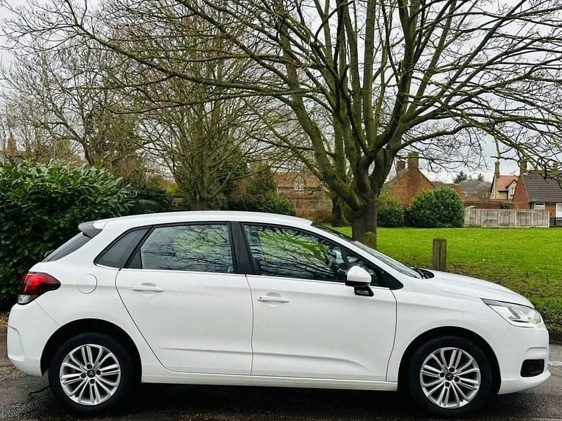 Used Citroën C4 Feel 100 HP (73 kW) 2017 White Hatchback