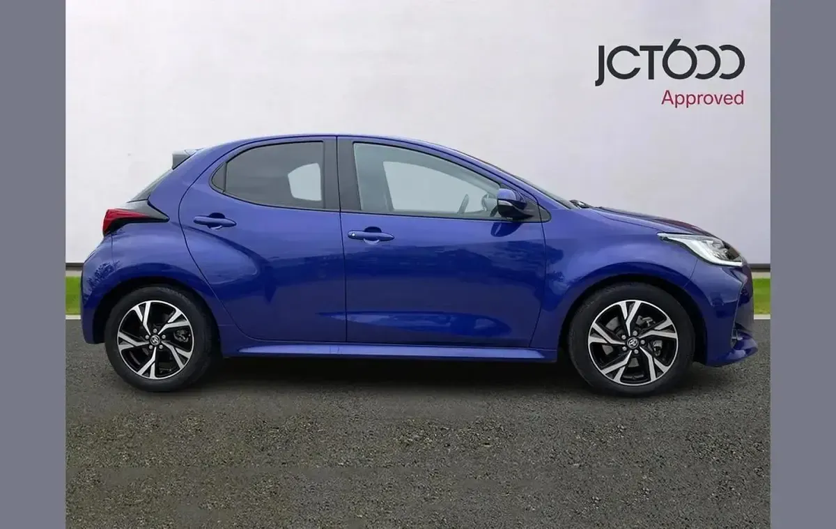 Used Toyota Yaris Design 113 HP (83 kW) 2024 Blue Hatchback