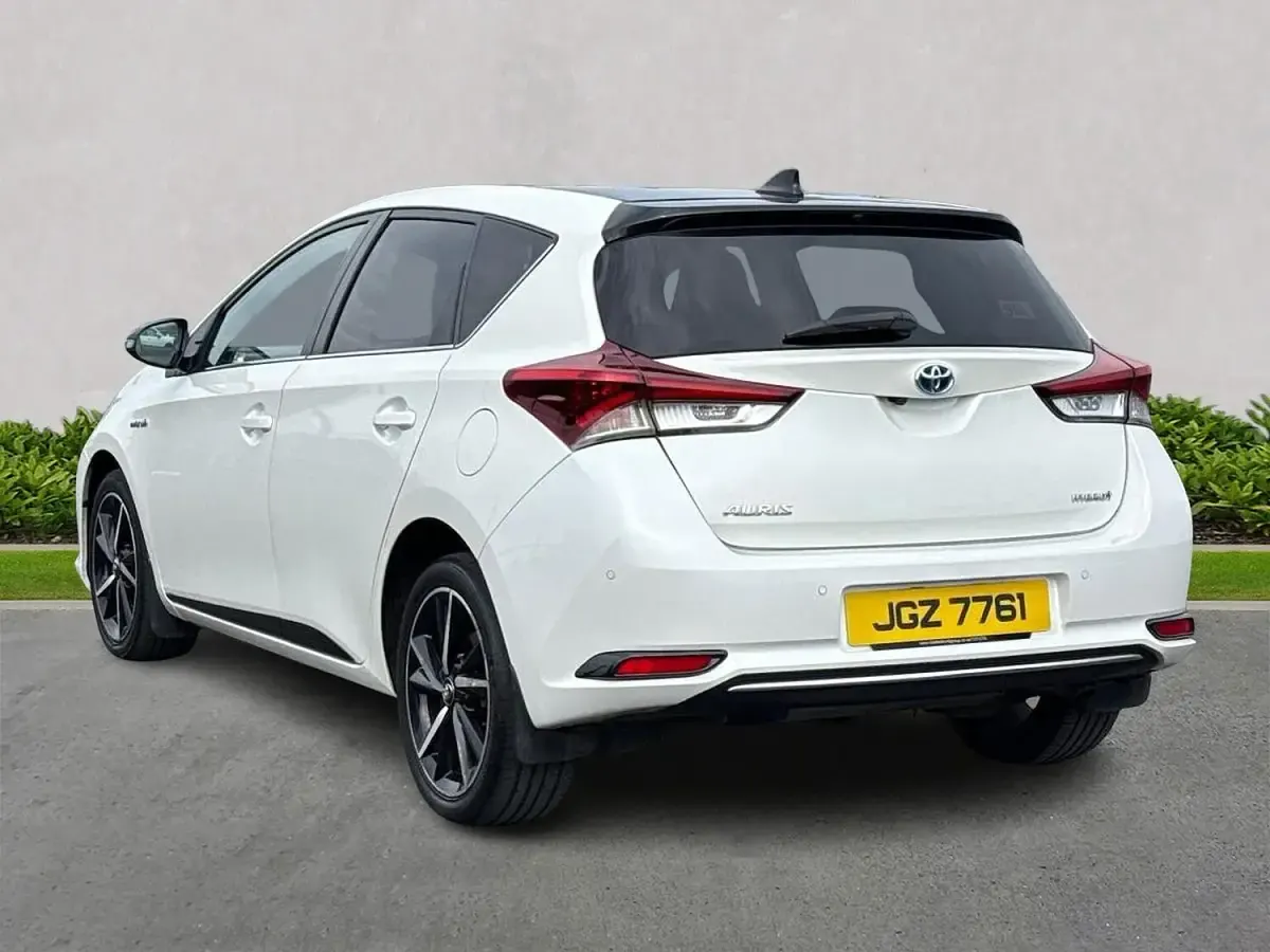 Used Toyota Auris Hybrid Design 136 HP (100 kW) 2018 White Hatchback