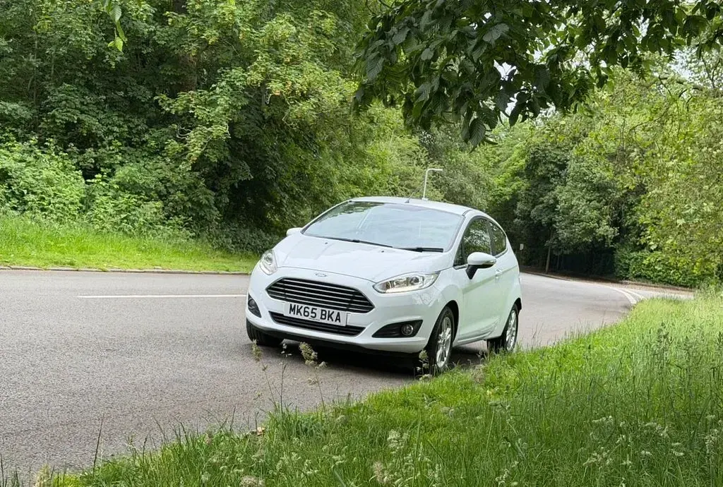Used Ford Fiesta Zetec 100 HP (73 kW) 2015 White Hatchback