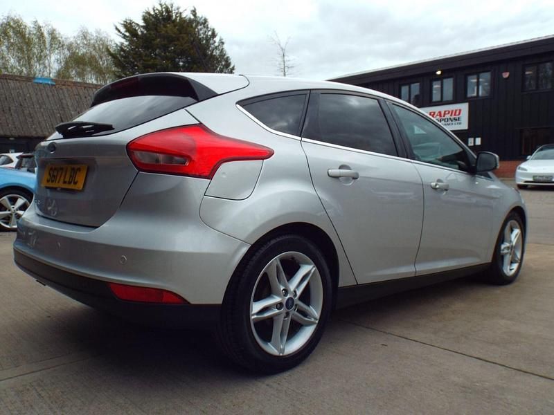 Used Ford Focus Zetec 120 HP (88 kW) 2017 Silver Hatchback