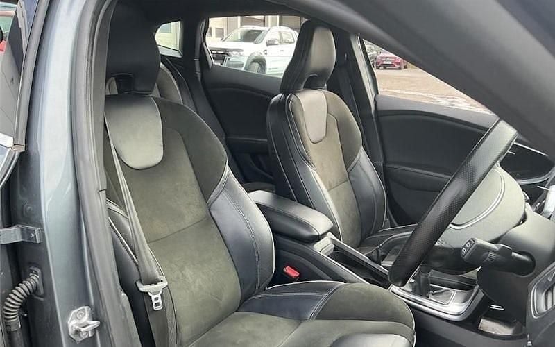 Used Volvo V40 R-Design 122 HP (89 kW) 2019 Hatchback