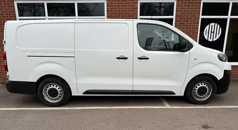 Used Peugeot e-Expert 100 kW (136 HP) 2021 White Van