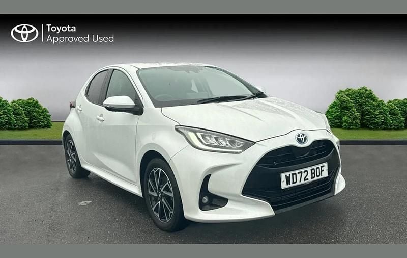 Used Toyota Yaris Hybrid Design 116 HP (85 kW) 2023 Platinum white pearl Hatchback