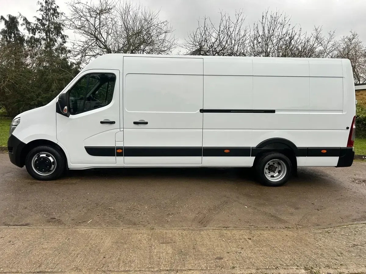 Used Nissan Interstar Acenta 130 HP (95 kW) 2023 White Van