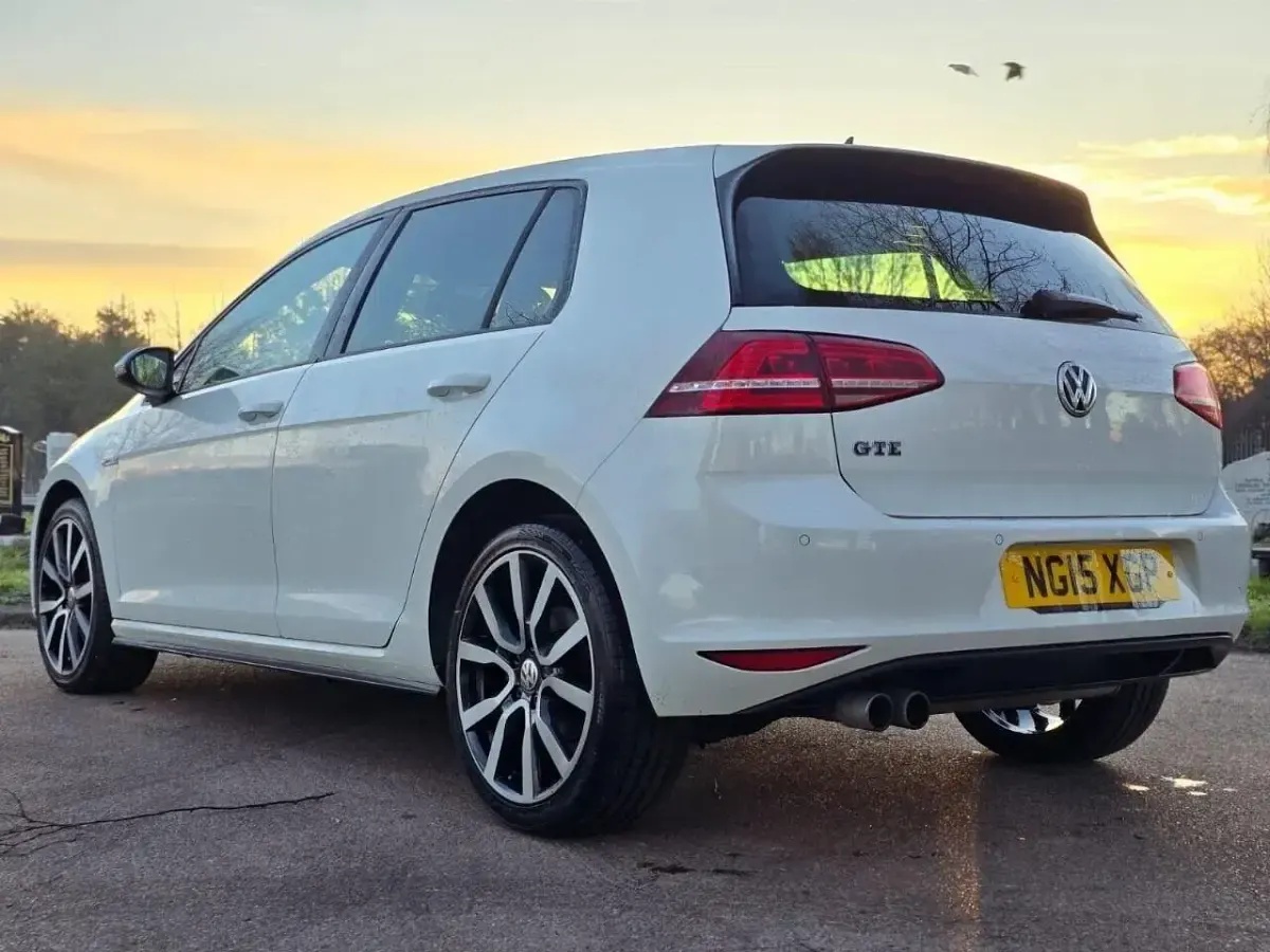 Begagnad VW Golf VII GTE 204 HK (150 kW) 2015 Vit Halvkombi