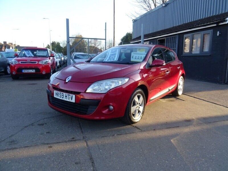 Red Used 2010 Renault Mégane III Dynamique Hatchback | £1,995 (Fair price) - Image 1/4