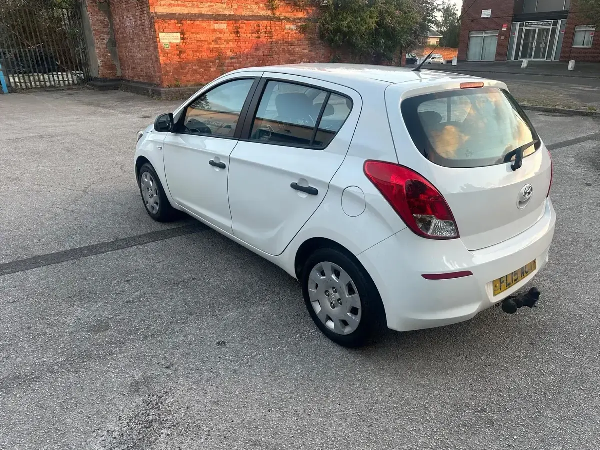 Used Hyundai i20 Classic 84 HP (61 kW) 2015 White Hatchback