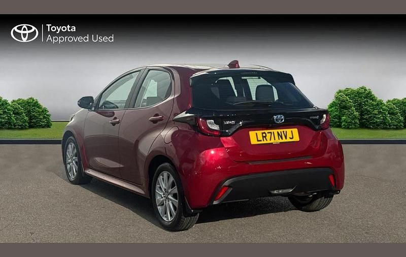 Used Toyota Yaris Hybrid 113 HP (83 kW) 2021 Red Hatchback