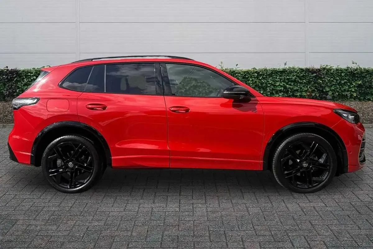 Used VW Tiguan R-line 150 HP (110 kW) 2025 Persimmon red SUV
