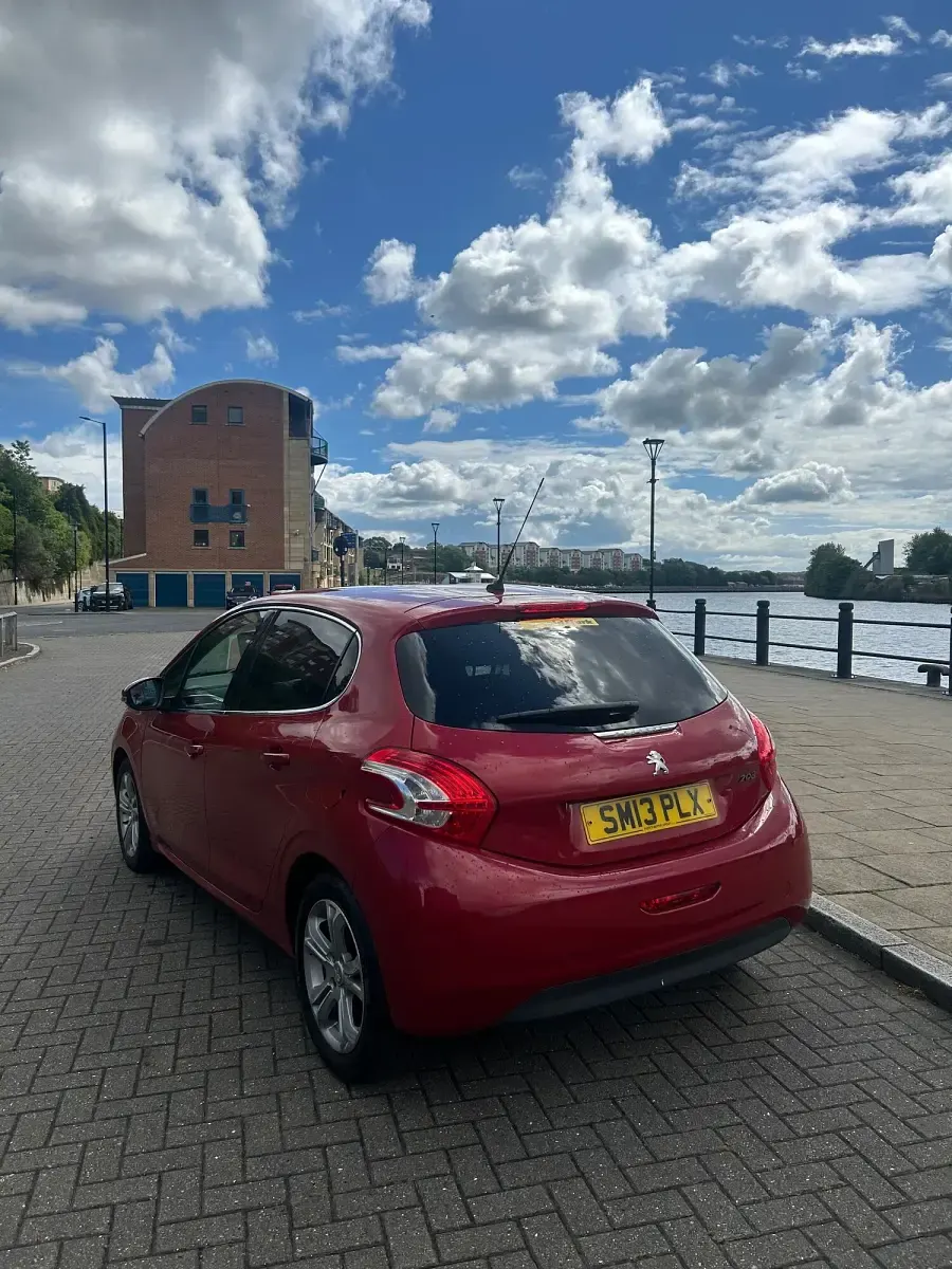 Used Peugeot 208 Allure 70 HP (51 kW) 2013 Red Hatchback