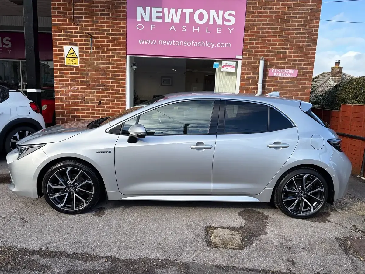 Used Toyota Corolla 122 HP (89 kW) 2019 Silver Hatchback