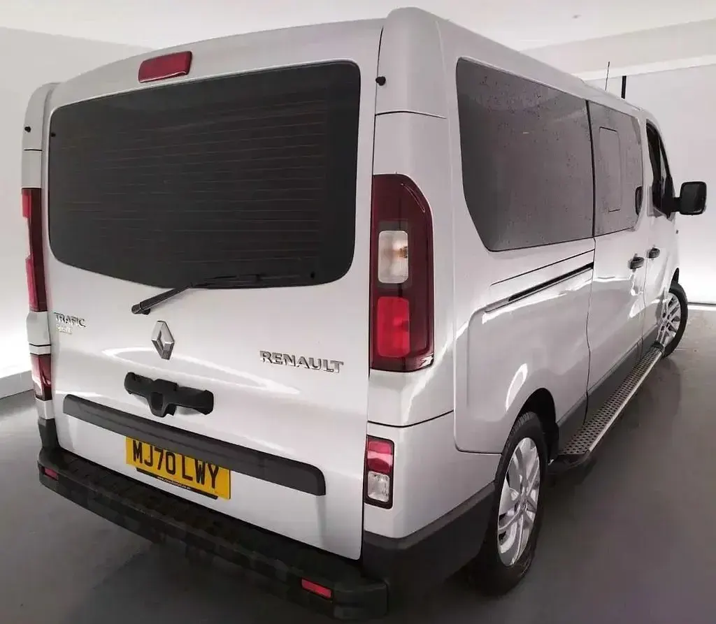 Begagnad Renault Trafic 2020 Silver Minibuss