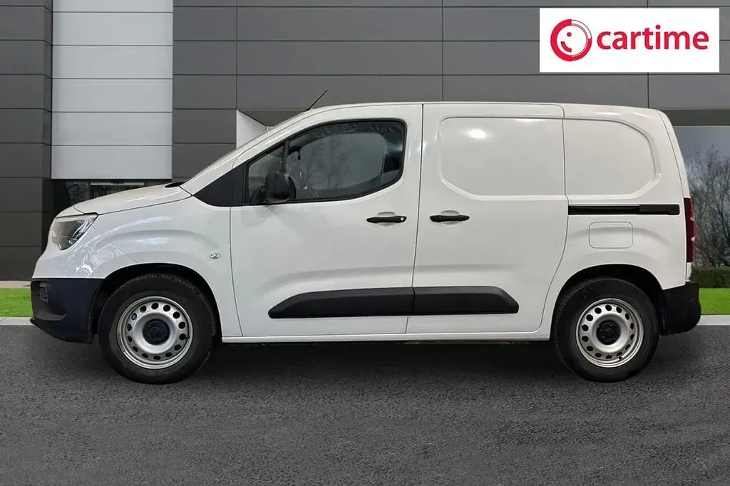 Used Vauxhall Combo 100 kW (136 HP) 2024 White MPV
