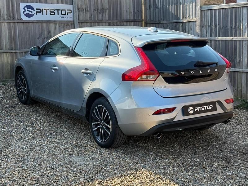 Used Volvo V40 Momentum 150 HP (110 kW) 2016 Silver Hatchback