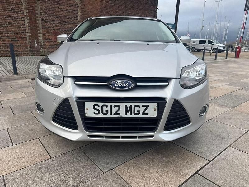 Begagnad Ford Focus Zetec 2012 Silver Halvkombi