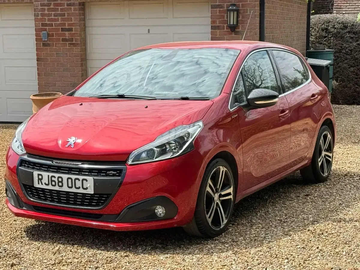 Used Peugeot 208 GT-line 108 HP (79 kW) 2018 Red Hatchback