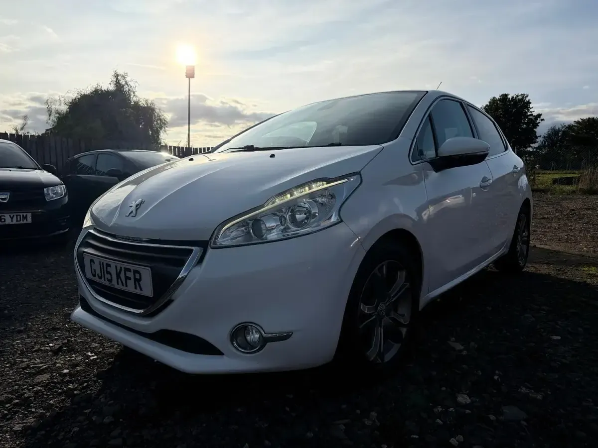 Used Peugeot 208 Allure 80 HP (58 kW) 2015 White Hatchback