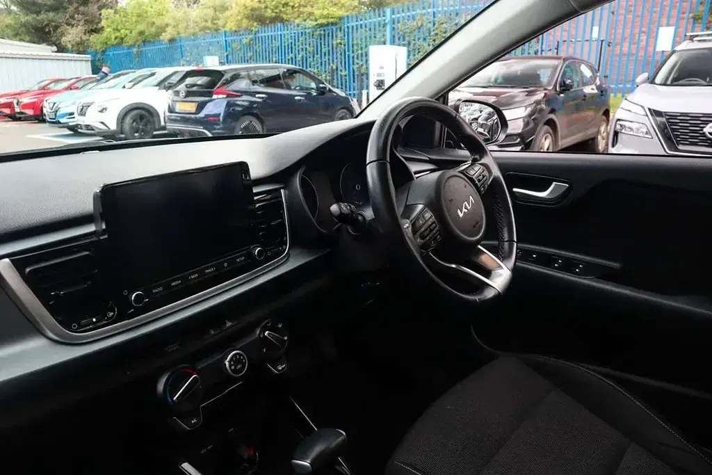 Begagnad Kia Rio 101 HK (74 kW) 2023 Grå Halvkombi