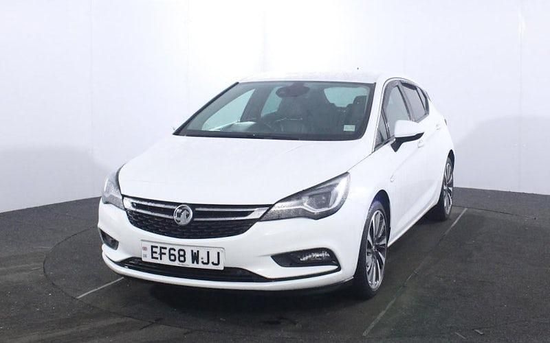 Used Vauxhall Astra Ultimate 150 HP (110 kW) 2019 White Hatchback