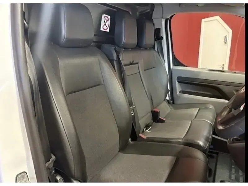 Second-hand Vauxhall Vivaro 145 CP (106 kW) 2022 Alb Monovolum