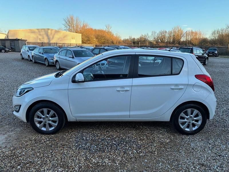 White Used 2014 Hyundai i20 Active Hatchback | £3,495 (Fair price) - Image 1/1