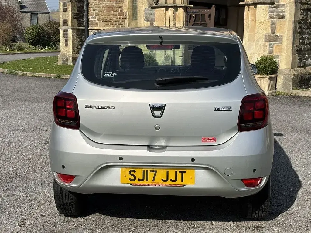 Used Dacia Sandero Lauréate 90 HP (66 kW) 2017 Silver Hatchback