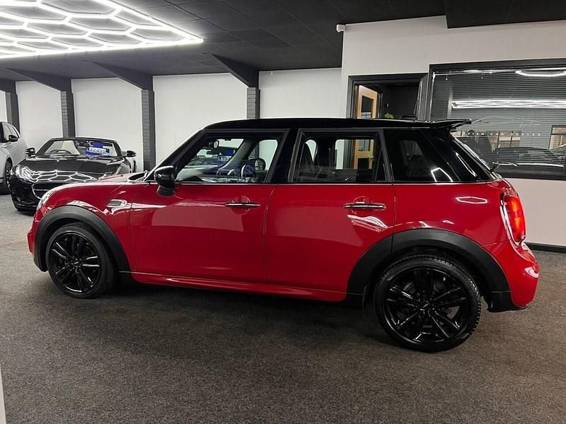 Usado Mini Cooper Hatch 136 CV (100 kW) 2019 Rojo Utilitario