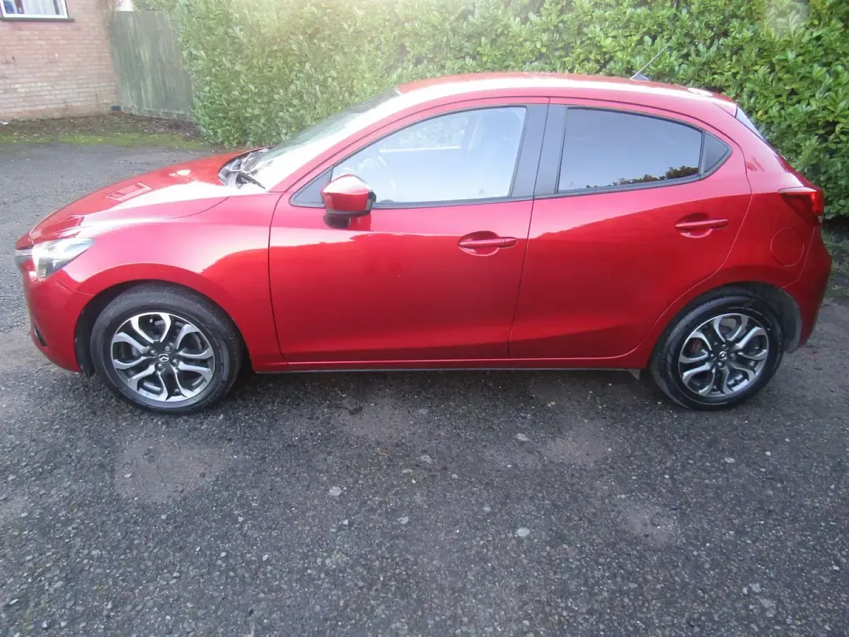 Second-hand Mazda 2 Inclusive 105 CP (77 kW) 2016 Roșu Hatchback