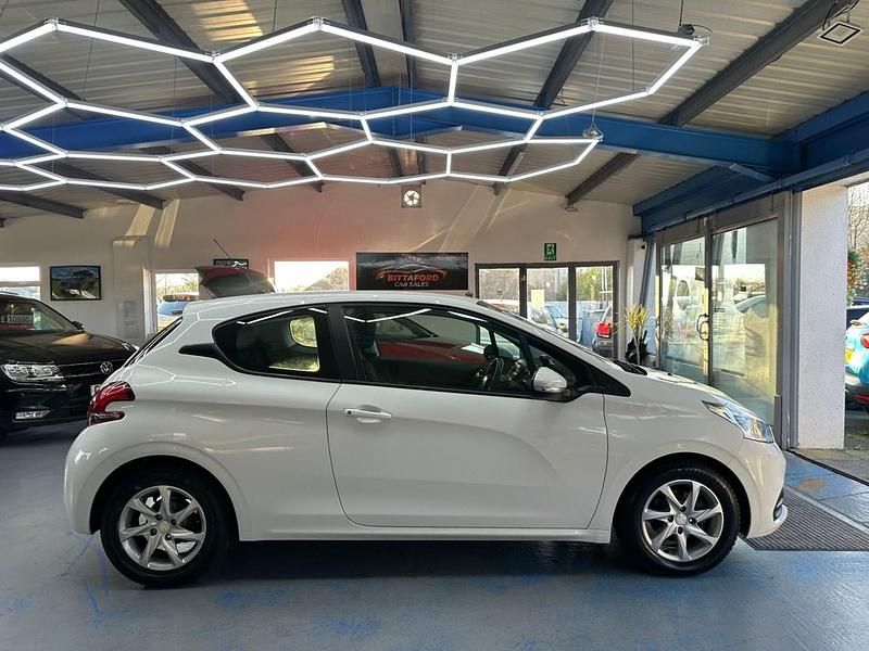 Begagnad Peugeot 208 Access 2016 Vit Halvkombi