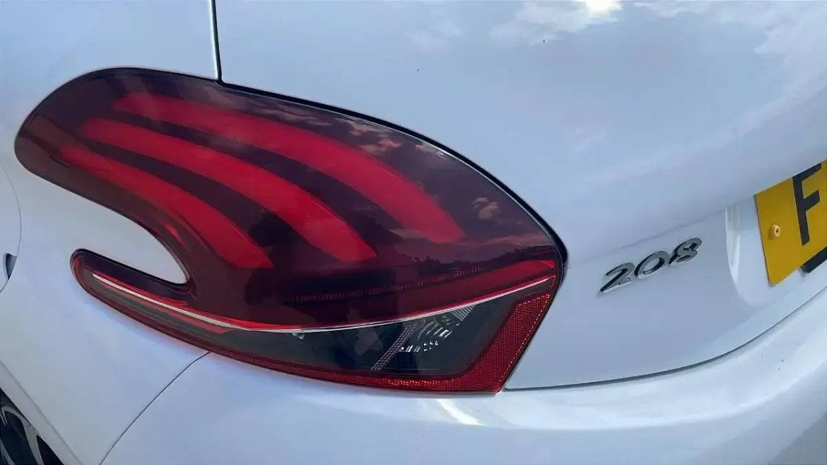Gebraucht Peugeot 208 Allure Premium 81 PS (59 kW) 2018 Weiß Kleinwagen