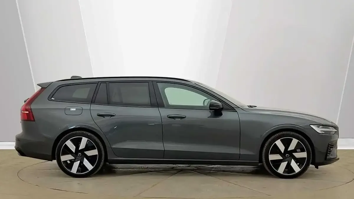 Used Volvo V60 Ultra 449 HP (330 kW) 2025 Green Estate