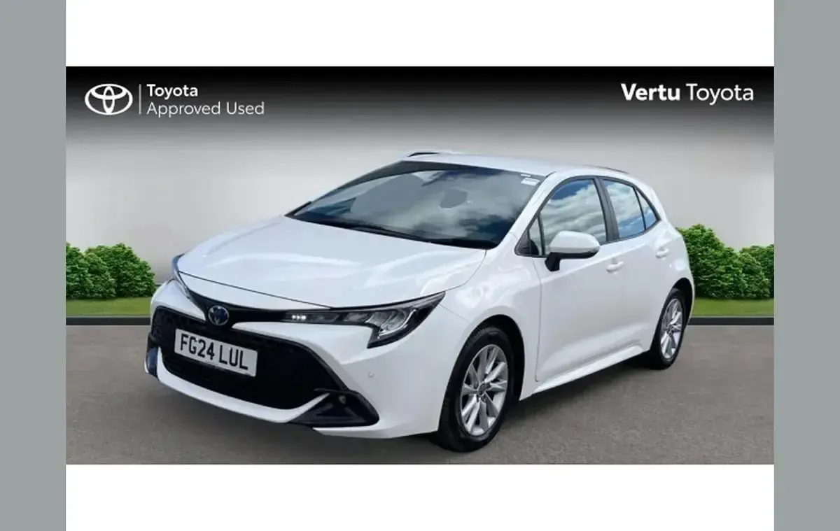 Used Toyota Corolla 138 HP (101 kW) 2024 White Hatchback