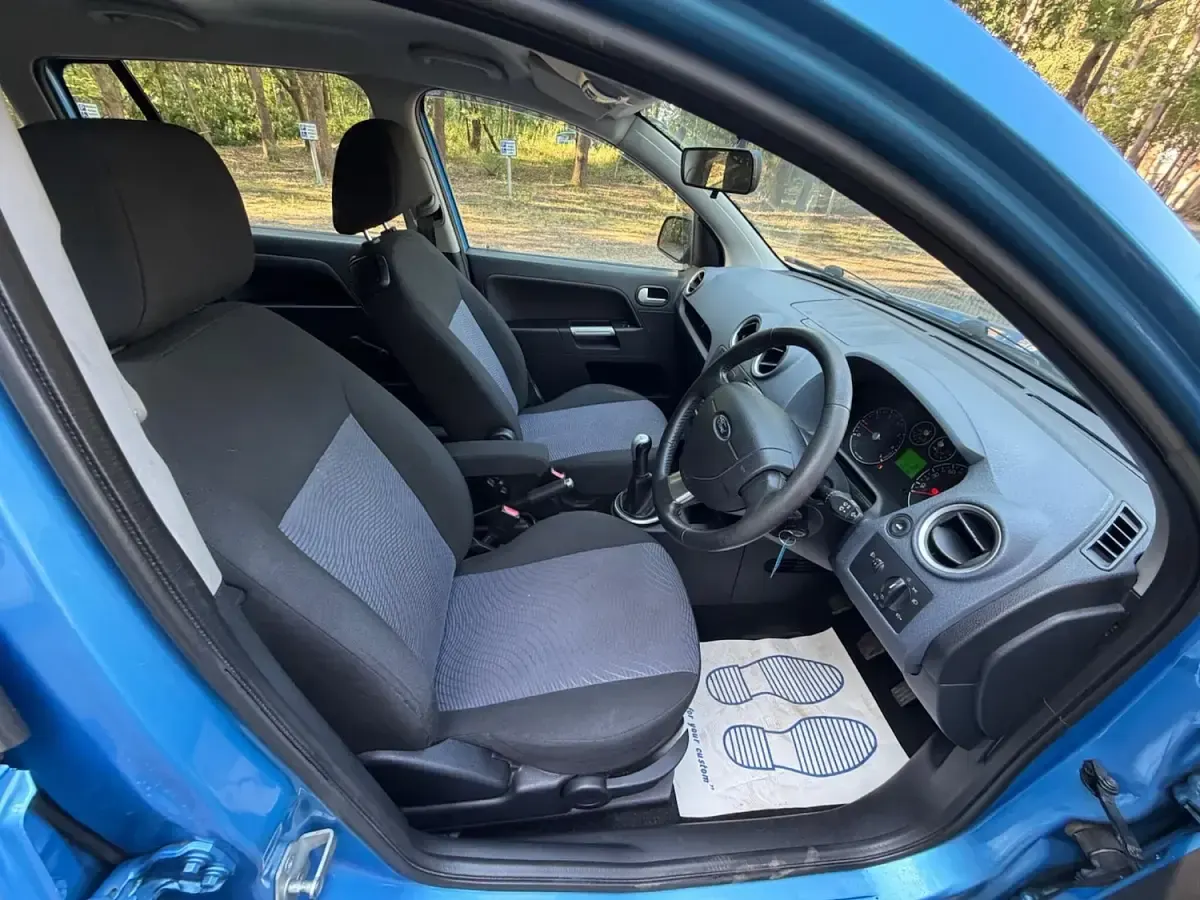 Used Ford Fusion Zetec 80 HP (58 kW) 2011 Blue Hatchback