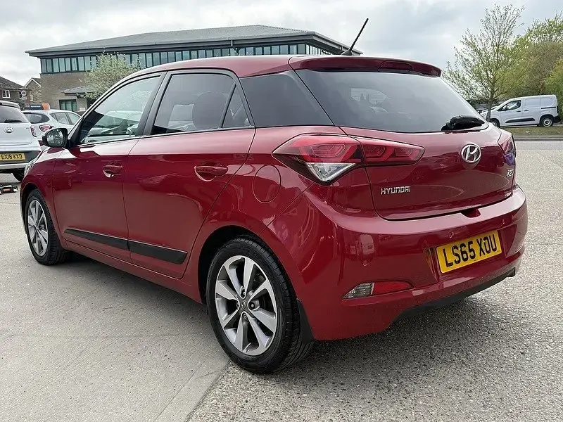 Używany Hyundai i20 Premium 100 KM (73 kW) 2015 Czerwony Hatchback