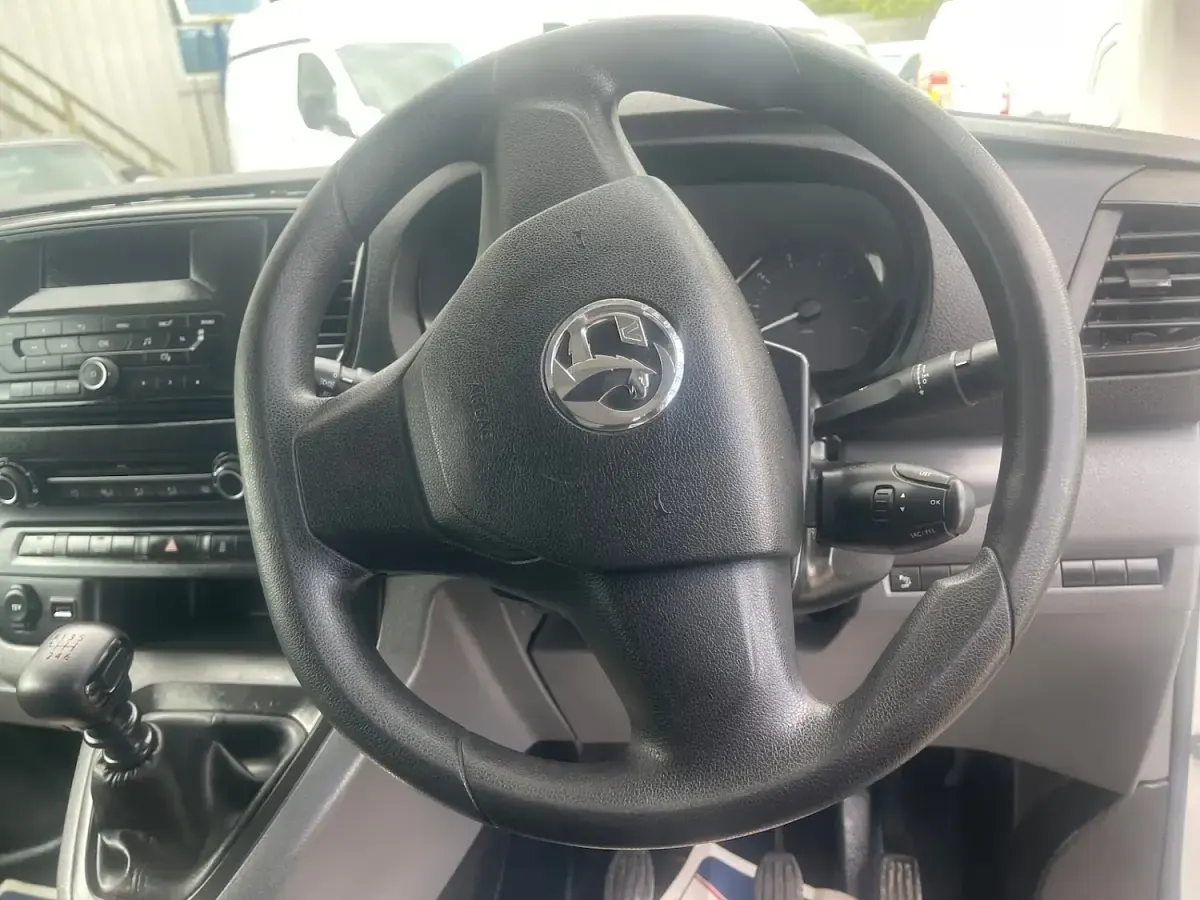 Used Vauxhall Vivaro Edition 120 HP (88 kW) 2020 White MPV