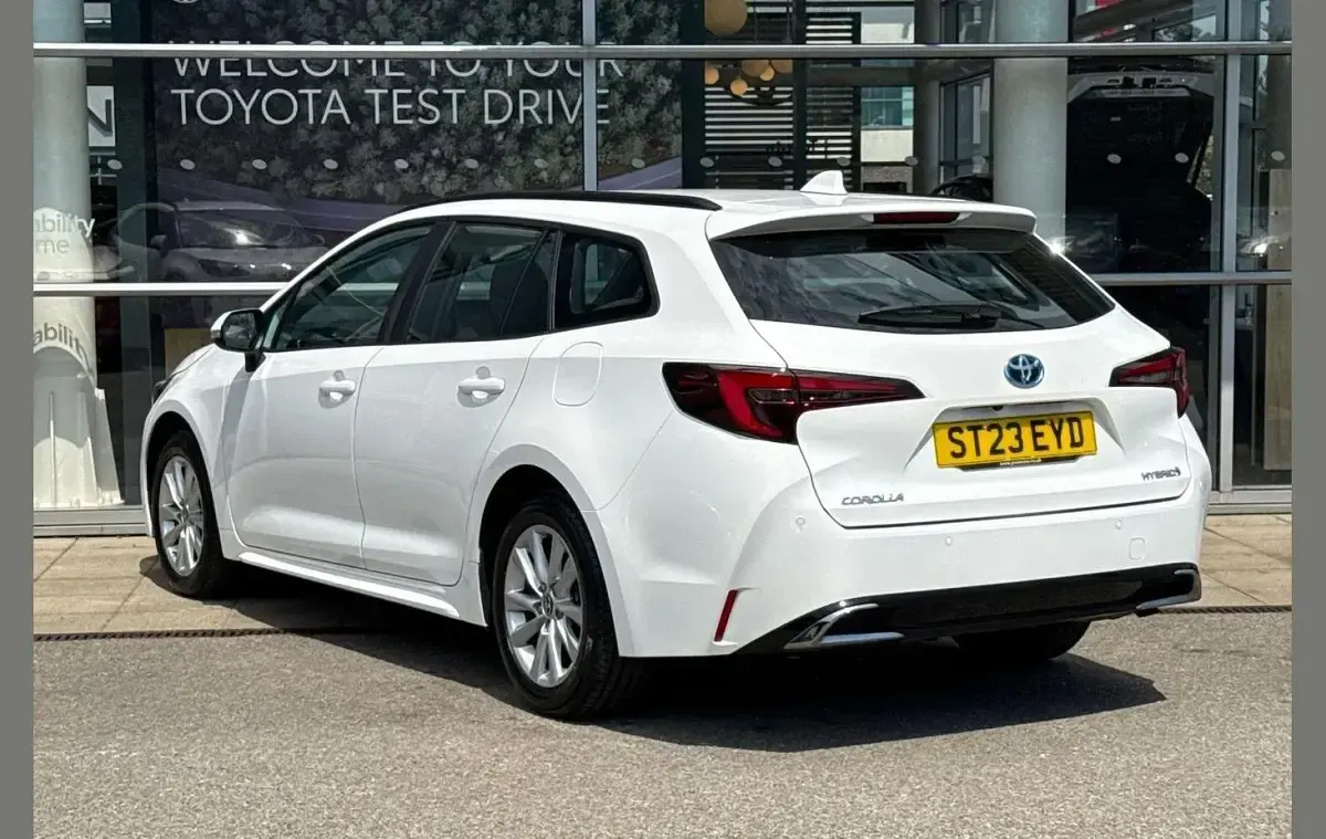 Used Toyota Corolla 138 HP (101 kW) 2023 White Estate