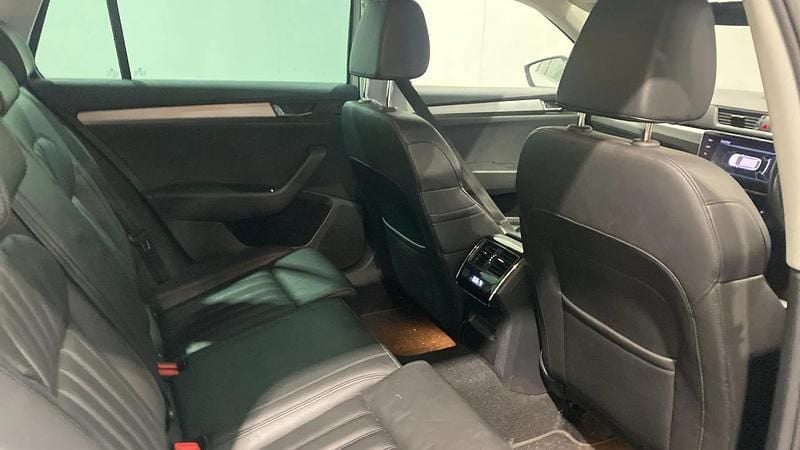 Used Skoda Superb SE L Executive 150 HP (110 kW) 2018 White Estate