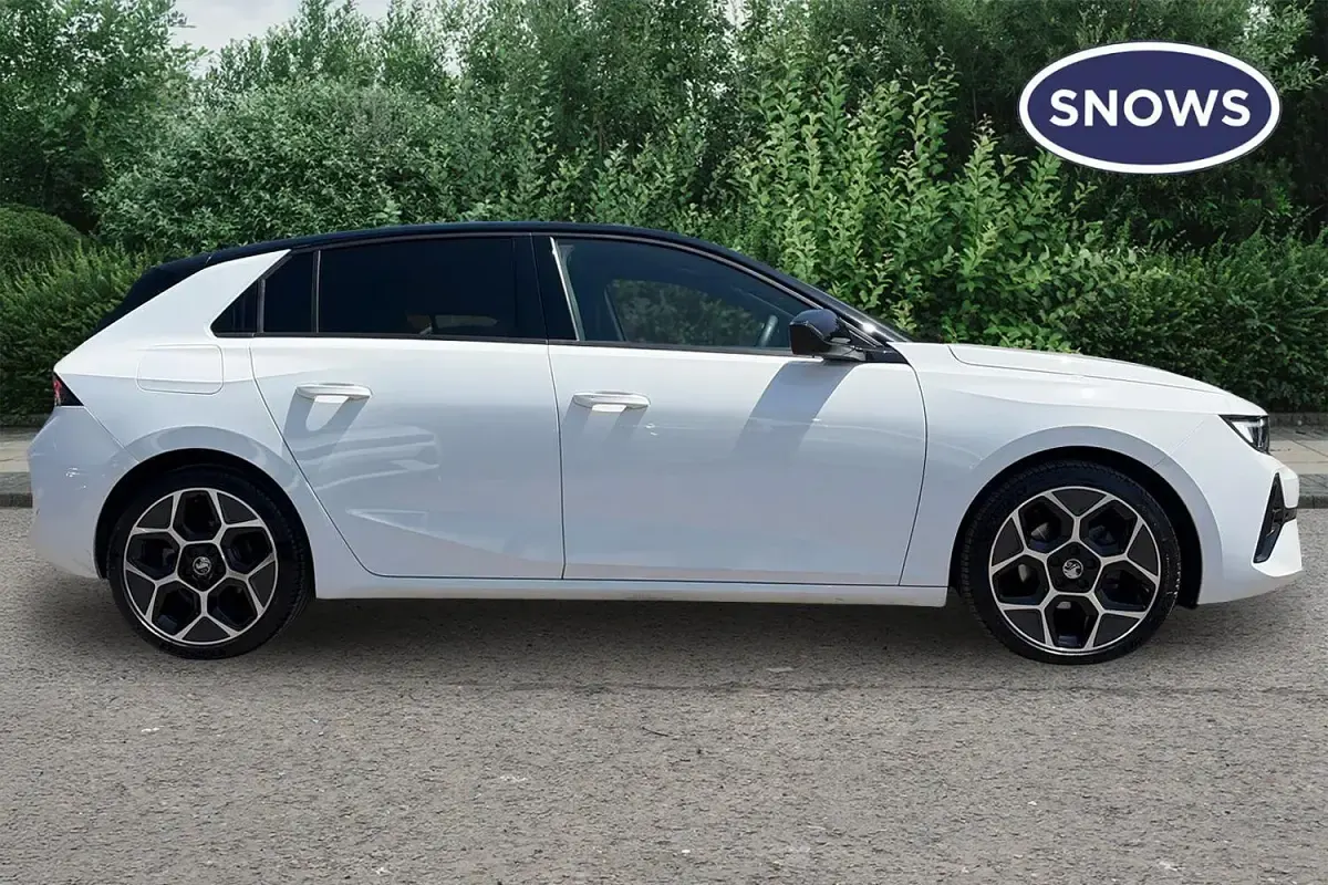 Used Vauxhall Astra Ultimate 130 HP (95 kW) 2025 White Hatchback